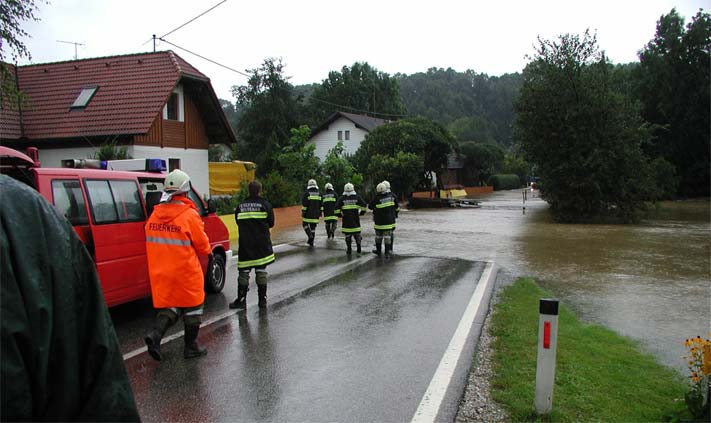 Hochwasser 2002: Landesstraße und Siedlung